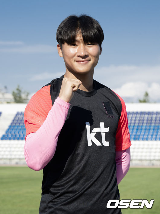 30일 오후(한국시간) 우즈베키스탄 타슈켄트에 위치한 탸슈켄트 국립 교통 대학 TTYMI stadioni 경기장에서 황선홍 감독이 이끄는 23세 이하(U-23) 남자 축구대표팀이 ‘아시아축구연맹(AFC) U-23 아시안컵’을 앞두고 훈련을 진행했다.훈련에 앞서 U-23 대표팀 정상빈이 포즈를 취하고 있다. 2022.05.30 /cej@osen.co.kr