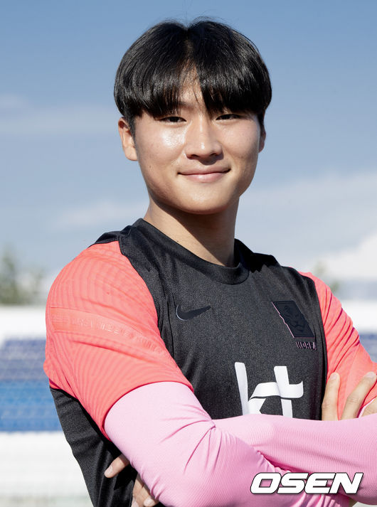 30일 오후(한국시간) 우즈베키스탄 타슈켄트에 위치한 탸슈켄트 국립 교통 대학 TTYMI stadioni 경기장에서 황선홍 감독이 이끄는 23세 이하(U-23) 남자 축구대표팀이 ‘아시아축구연맹(AFC) U-23 아시안컵’을 앞두고 훈련을 진행했다.훈련에 앞서 U-23 대표팀 정상빈이 포즈를 취하고 있다. 2022.05.30 /cej@osen.co.kr