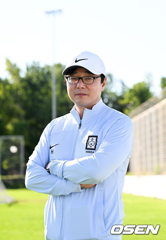 훈려을 앞두고 U23 황선홍 감독이 포즈를 취하고 있다. 2022.05.29 /cej@osen.co.kr