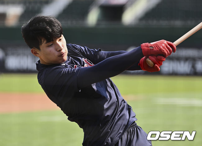 롯데 자이언츠 윤동희가 올시즌 첫 1군에 6번 1루수 출전을 앞두고 타격 훈련을 하고 있다. 2022.05.31 / foto0307@osen.co.kr