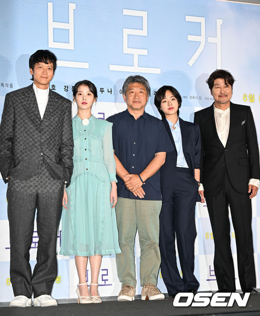 31일 오후 서울 용산구 CGV용산아이파크몰에서 영화 '브로커(감독 고레에다 히로카즈)' 언론시사회가 열렸다.  배우 송강호, 강동원, 이지은(아이유), 이주영 등이 출연하는 영화 '브로커'는 베이비 박스를 둘러싸고 관계를 맺게 된 이들의 예기치 못한 특별한 여정을 그린 작품이다. 오는 6월 8일 개봉한다.  출연배우들과 고레에다 히로카즈 감독이 포즈를 취하고 있다. 2022.05.31 / soul1014@osen.co.kr