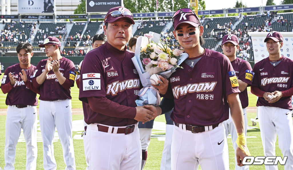 100승을 달성한 키움 히어로즈 홍원기 감독. /OSEN DB