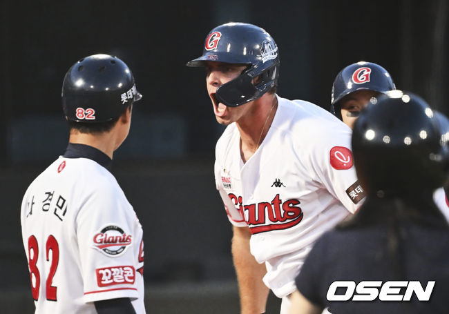 롯데 자이언츠 피터스가 3회말 무사 2,3루 좌중월 3점 홈런을 치고 세리머니를 하고 있다. 2022.05.31 / foto0307@osen.co.kr