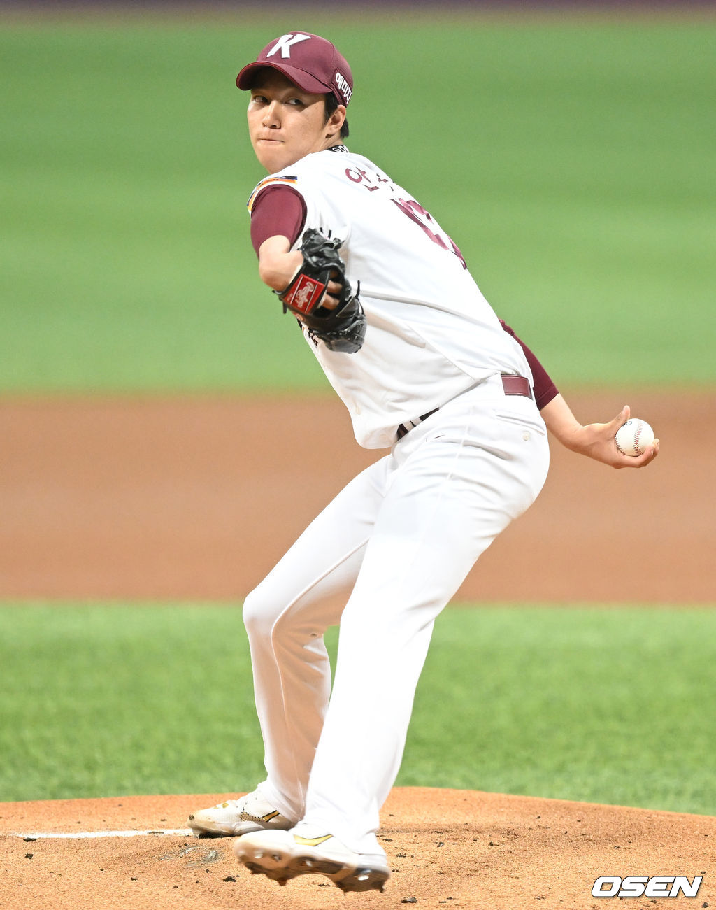 31일 오후 서울 구로구 고척스카이돔에서 ‘2022 신한은행 SOL KBO리그’ 키움 히어로즈와 삼성 라이온즈의 경기가 열렸다. 1회초 키움 선발 안우진이 마운드에 올라 힘차게 공을 뿌리고 있다. 2022.05.31 /ksl0919@osen.co.kr