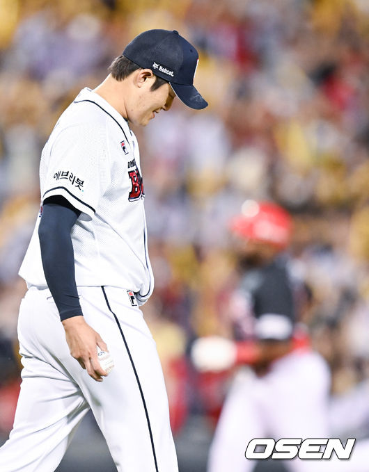5회초 2사  1,3루 KIA 소크라테스에 역전 3점 홈런을 허용한 두산 김강률이 아쉬워하고 있다.   2022.05.31 / soul1014@osen.co.kr