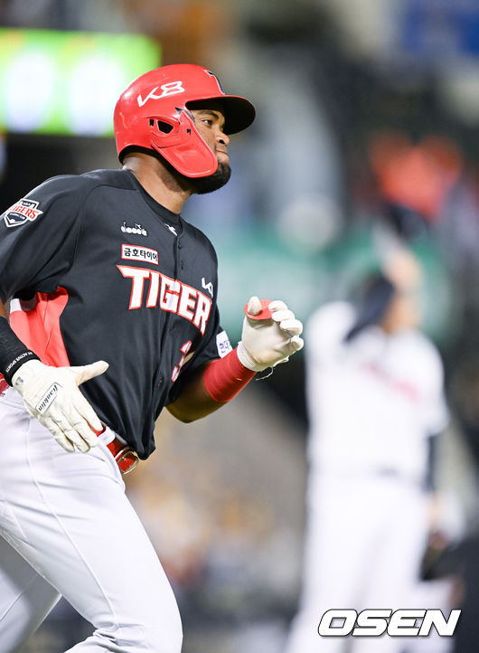 5회초 2사  1,3루 KIA 소크라테스가 역전 3점 홈런을 날리고 베이스를 돌고 있다.   2022.05.31 / soul1014@osen.co.kr