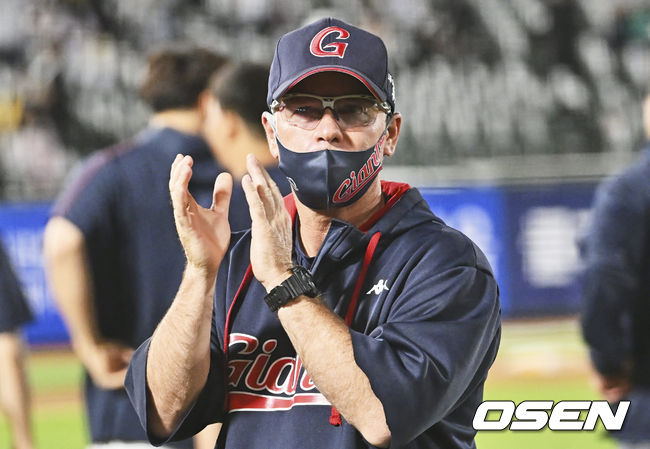 롯데 자이언츠 래리 서튼 감독이 LG 트윈스 7-5로 승리한 후 팬들에게 인사를 하고 있다. 2022.05.31 / foto0307@osen.co.kr