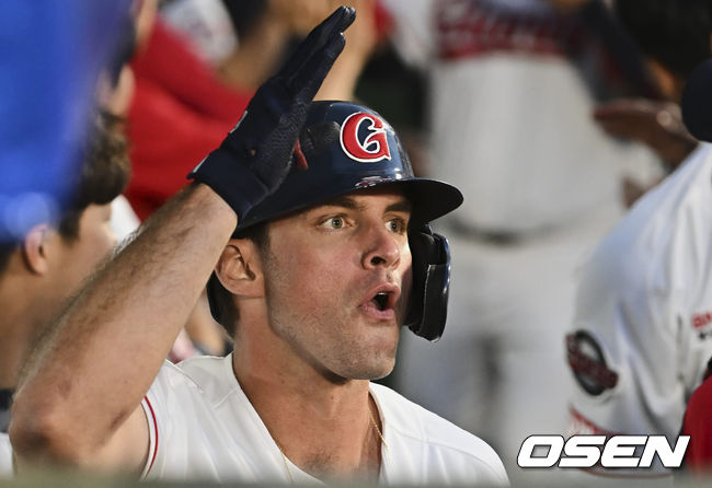 롯데 자이언츠 피터스가 3회말 무사 2,3루 좌중월 3점 홈런을 치고 기쁨을 나누고 있다. 2022.05.31 / foto0307@osen.co.kr