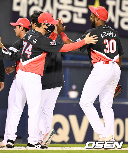 경기종료 후 KIA 김종국 감독이 소크라테스와 하이파이브를 하고 있다.  2022.05.31 / soul1014@osen.co.kr