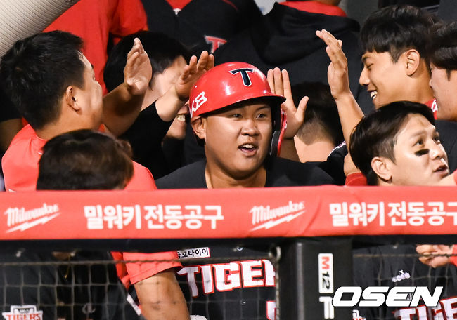 31일 오후 서울 잠실구장에서 ‘2022 신한은행 SOL KBO리그’ 두산 베어스와 KIA 타이거즈의 경기가 진행됐다.8회초 2사 1,3루 KIA 황대인이 3점 홈런을 날리고 동료들의 축하를 받고 있다. 2022.05.31 / soul1014@osen.co.kr