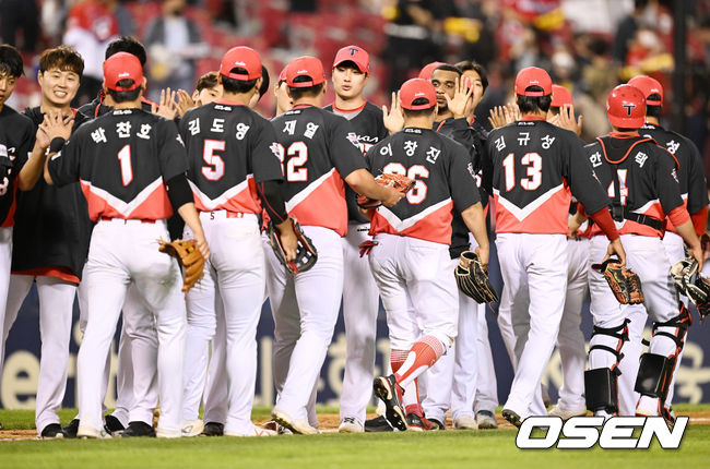 경기종료 후 KIA 선수들이 승리의 기쁨을 나누고 있다.  2022.05.31 / soul1014@osen.co.kr