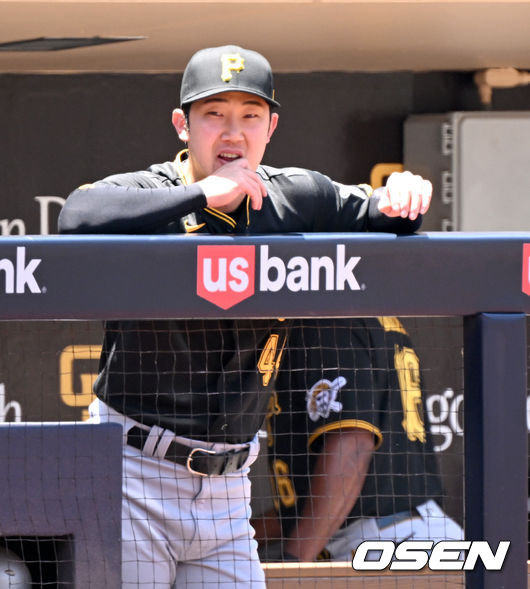 1군으로 콜업된 피츠버그 박효준이 더그아웃에서 그라운드를 바라보고 있다. 2022.05.30 /dreamer@osen.co.kr