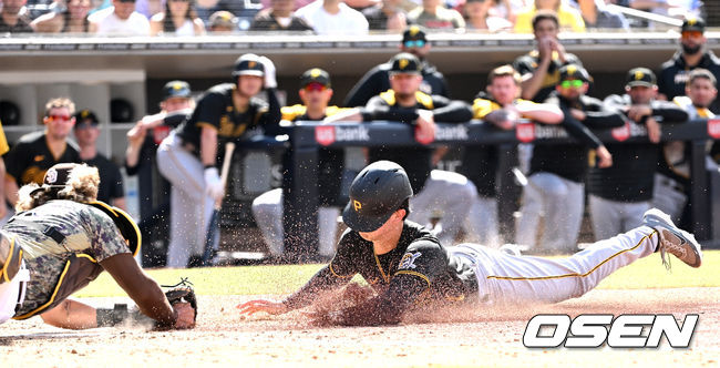 연장 10회초 승부치기 2사 3루 상황, 피츠버그 3루 주자 박효준이 상대 폭투를 틈타 홈으로 쇄도했지만 샌디에이고 포수 호르헤 알파로의 블로킹에 걸려 아웃되고 있다. 2022.05.30 /dreamer@osen.co.kr