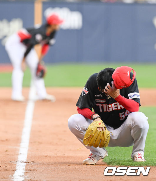 31일 잠실서 열린 두산전에서 송구 실책으로 실점을 허용한 양현종이 아쉬워하고 있다. 2022.05.31 / soul1014@osen.co.kr