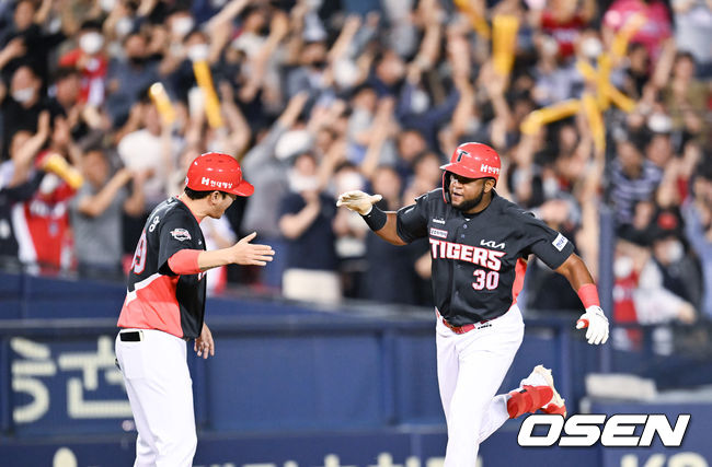  5회 초 2사 1, 3루에서 소크라테스가 역전 3점 홈런을 날린뒤 베이스를 돌고 있다. 2022.05.31 / soul1014@osen.co.kr