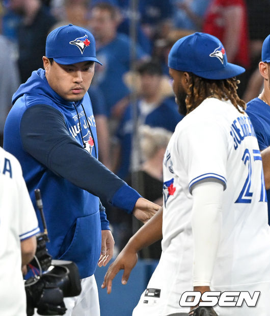 경기를 마치고 오는 2일 선발 등판을 앞둔 토론토 류현진이 블리디미르 게레로 주니어를 비롯한 동료들과 하이파이브를 나누고 있다. 2022.06.01