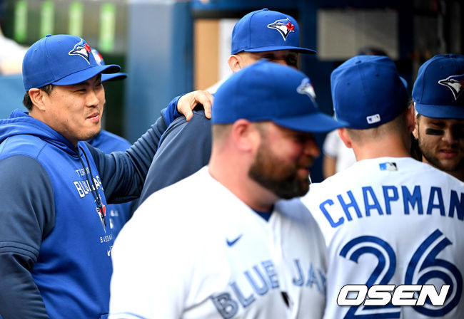 오는 2일 선발 등판을 앞둔 토론토 류현진이 경기 시작을 앞두고 더그아웃에서 동료들과 인사를 나누고 있다. 2022.06.01 / dreamer@osen.co.kr