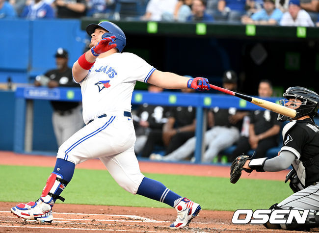 2회말 무사 2루 상황 토론토 알레한드로 커크가 역전 좌월 투런포를 날리고 있다. 2022.06.01 / dreamer@osen.co.kr