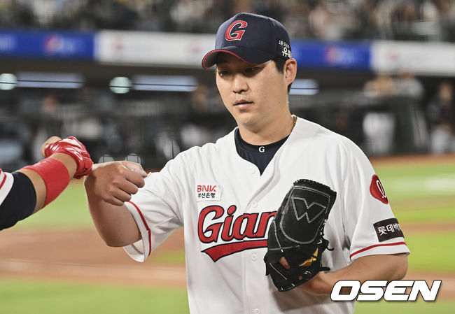 롯데 자이언츠 이인복이 6회초 수비를 무실점으로 막고 하이파이브를 하고 있다. 2022.05.31 / foto0307@osen.co.kr