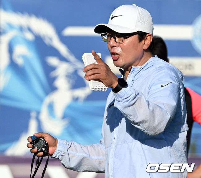 31일 오후(한국시간) 우즈베키스탄 키브레이에 위치한 키브레이 경기장(Kibray stadium)에서 황선홍 감독이 이끄는 23세 이하(U-23) 남자 축구대표팀이 ‘아시아축구연맹(AFC) U-23 아시안컵’을 앞두고 훈련을 진행했다.U-23 대표팀 황선홍 감독이 훈련을 지시하고 있다. 2022.05.31 /cej@osen.co.kr