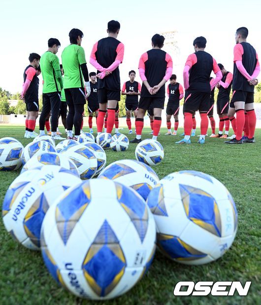 31일 오후(한국시간) 우즈베키스탄 키브레이에 위치한 키브레이 경기장(Kibray stadium)에서 황선홍 감독이 이끄는 23세 이하(U-23) 남자 축구대표팀이 ‘아시아축구연맹(AFC) U-23 아시안컵’을 앞두고 훈련을 진행했다.U-23 대표팀이 훈련을 마친 후 미팅을 갖고 있다. 2022.05.31 /cej@osen.co.kr