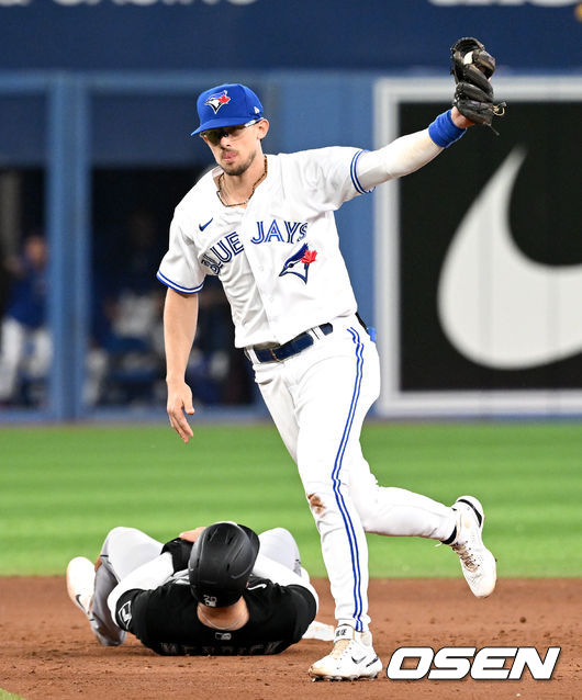 6회초 1사 1, 3루 상황 시카고 화이트삭스 야스마니 그랜달의 좌익수 뜬공 때 태그업을 시도한 1루 주자 대니 멘딕이 토론토 2루수 캐번 비지오의 태그에 걸려 아웃됐다. 기뻐하며 더그아웃으로 향하는 캐번 비지오. / dreamer@osen.co.kr