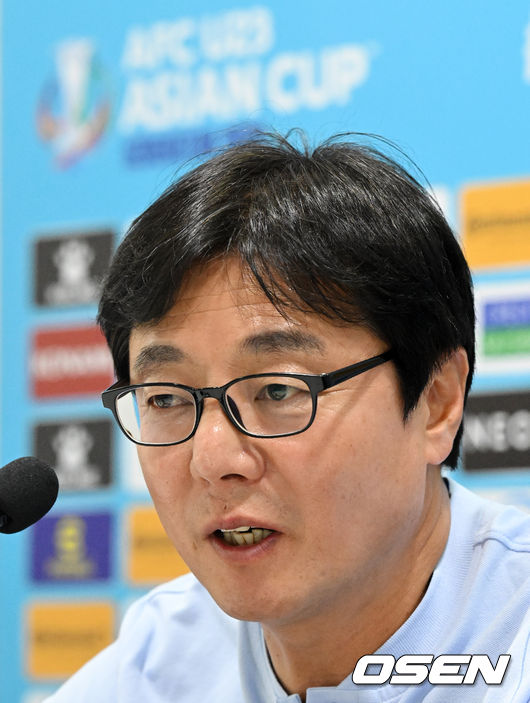 1일 오후(한국시간) 우즈베키스탄 타슈켄트 로코모티프 경기장에서 ‘아시아축구연맹(AFC) U-23 아시안컵’ 공식 기자회견이 열렸다. 기자회견에 참석한 U23 대표팀 황선홍 감독이 취재진과 질의응답 시간을 가지고 있다. 2022.06.01 /cej@osen.co.kr