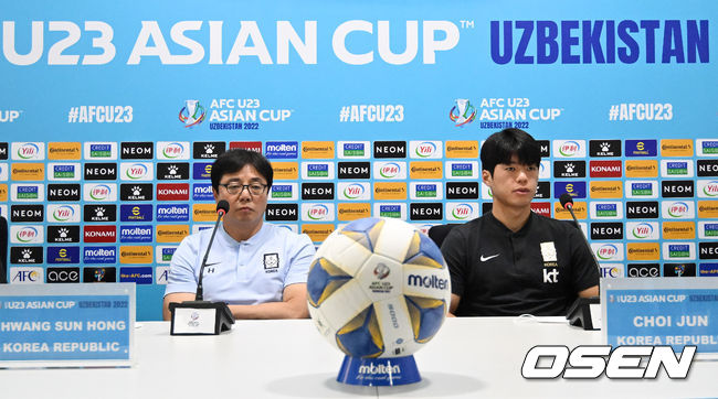 1일 오후(한국시간) 우즈베키스탄 타슈켄트 로코모티프 경기장에서 ‘아시아축구연맹(AFC) U-23 아시안컵’ 공식 기자회견이 열렸다. 기자회견에 참석한 대표팀 황선홍 감독, 주장 최준이 취재진과 질의응답 시간을 가지고 있다. 2022.06.01 /cej@osen.co.kr