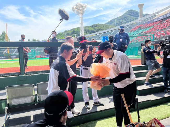 LG 류지현 감독이 1일 사직구장에서 전날 개인 통산 2000안타를 달성한 김현수에게 꽃다발을 전달하며 축하하고 있다. / LG 트윈스 제공
