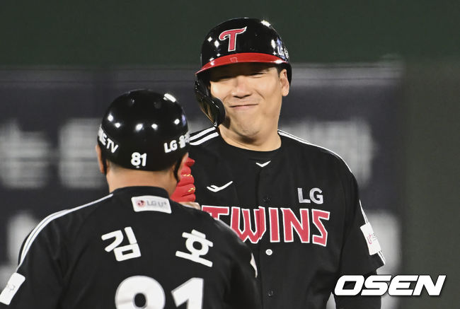 LG 트윈스 김현수가 7회초 2타점 적시타를 치고 2000안타 기록을 세운 후 김호 코치에게 축하를 받고 있다. 2022.05.31