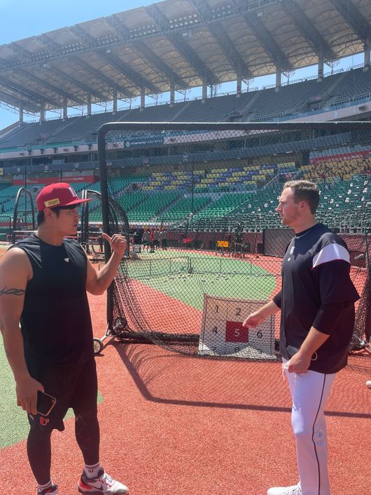 KT 새 외국인 투수 웨스 벤자민이 1일 인천 SSG전을 앞두고 추신수와 인사를 나누고 있다. / KT 제공