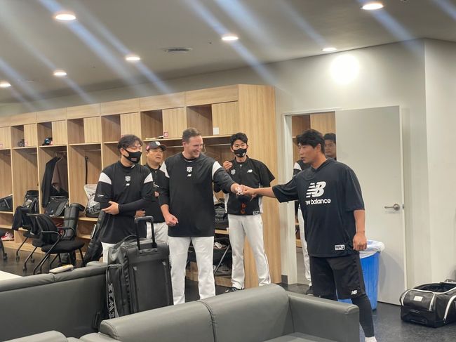 KT 새 외인 투수 벤자민이 선수단 환영을 받았다. / KT 제공