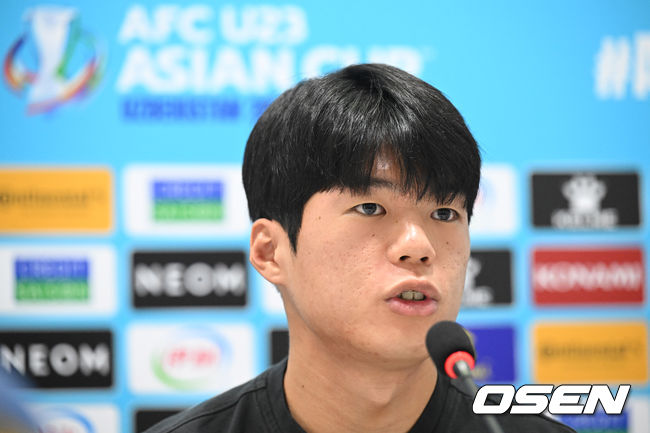 1일 오후(한국시간) 우즈베키스탄 타슈켄트 로코모티프 경기장에서 ‘아시아축구연맹(AFC) U-23 아시안컵’ 공식 기자회견이 열렸다. 기자회견에 참석한 U23 대표팀 주장 최준이 취재진과 질의응답 시간을 가지고 있다. 2022.06.01 /cej@osen.co.kr
