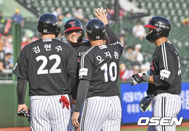 LG 트윈스 이재원이 1회초 만루 홈런을 치고 기쁨을 나누고 있다. 2022.06.01 / foto0307@osen.co.kr