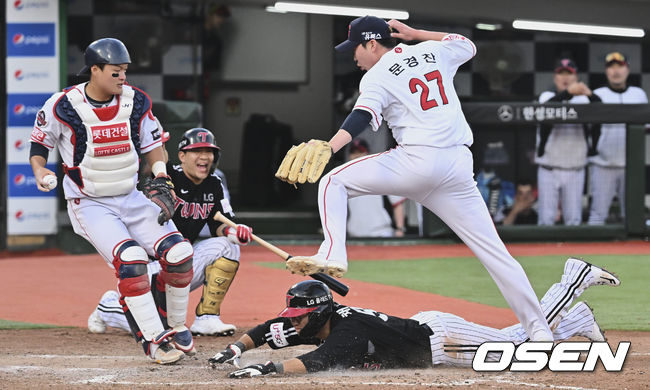 LG 트윈스 채은성이 4회초 2사 만루 김민성 타석 때 롯데 자이언츠 문경찬의 폭투로 홈에서 득점을 올리고 있다. 2022.06.01 / foto0307@osen.co.kr