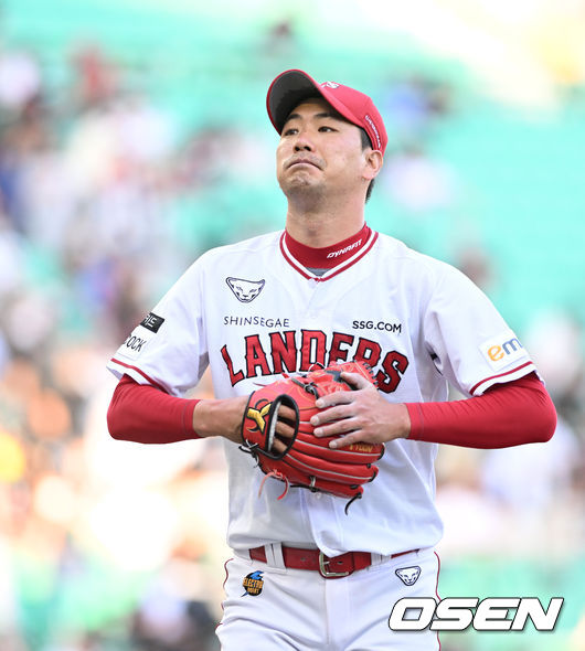 1일 오후 인천 SSG 랜더스필드에서 '2022 신한은행 SOL KBO 리그' SSG 랜더스와 KT 위즈의 경기가 열렸다.5회초 수비를 마친 SSG 김광현이 더그아웃으로 가고 있다. 2022.06.01 /sunday@osen.co.kr