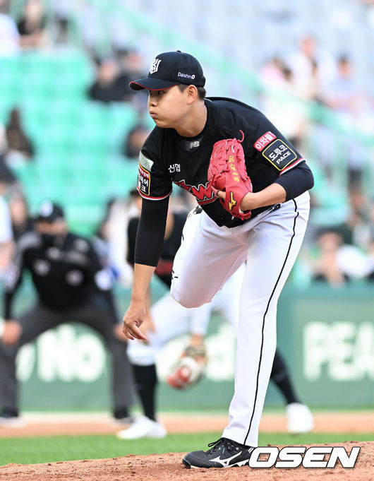 1일 오후 인천 SSG 랜더스필드에서 '2022 신한은행 SOL KBO 리그' SSG 랜더스와 KT 위즈의 경기가 열렸다.6회말 무사에서 KT 소형준이 역투하고 있다. 2022.06.01 /sunday@osen.co.kr