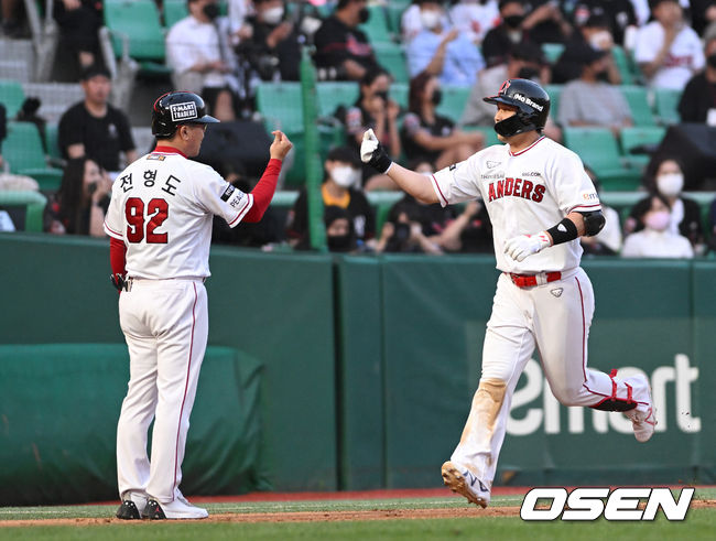 1일 오후 인천 SSG 랜더스필드에서 '2022 신한은행 SOL KBO 리그' SSG 랜더스와 KT 위즈의 경기가 열렸다.8회말 2사에서 SSG 최정이 좌월 솔로 홈런을 치고 그라운드를 달리고 있다. 2022.06.01 /sunday@osen.co.kr