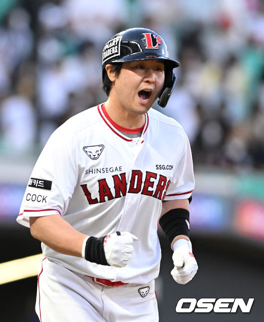 1일 오후 인천 SSG 랜더스필드에서 '2022 신한은행 SOL KBO 리그' SSG 랜더스와 KT 위즈의 경기가 열렸다.8회말 2사에서 SSG 최정이 좌월 솔로 홈런을 치고 환호하고 있다. 2022.06.01 /sunday@osen.co.kr