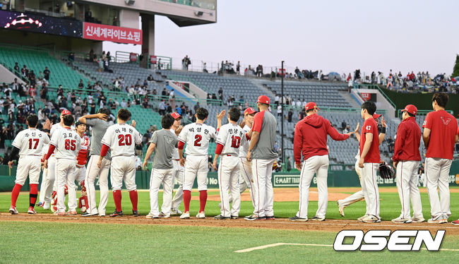 SSG는 1일 인천SSG랜더스필드에서 열린 2022 신한은행 SOL KBO리그 SSG 랜더스와 시즌 5차전에서 2-1 승리를 거뒀다.경기 종료 후 SSG 선수들이 승리의 기쁨을 나누고 있다. 2022.06.01 /sunday@osen.co.kr