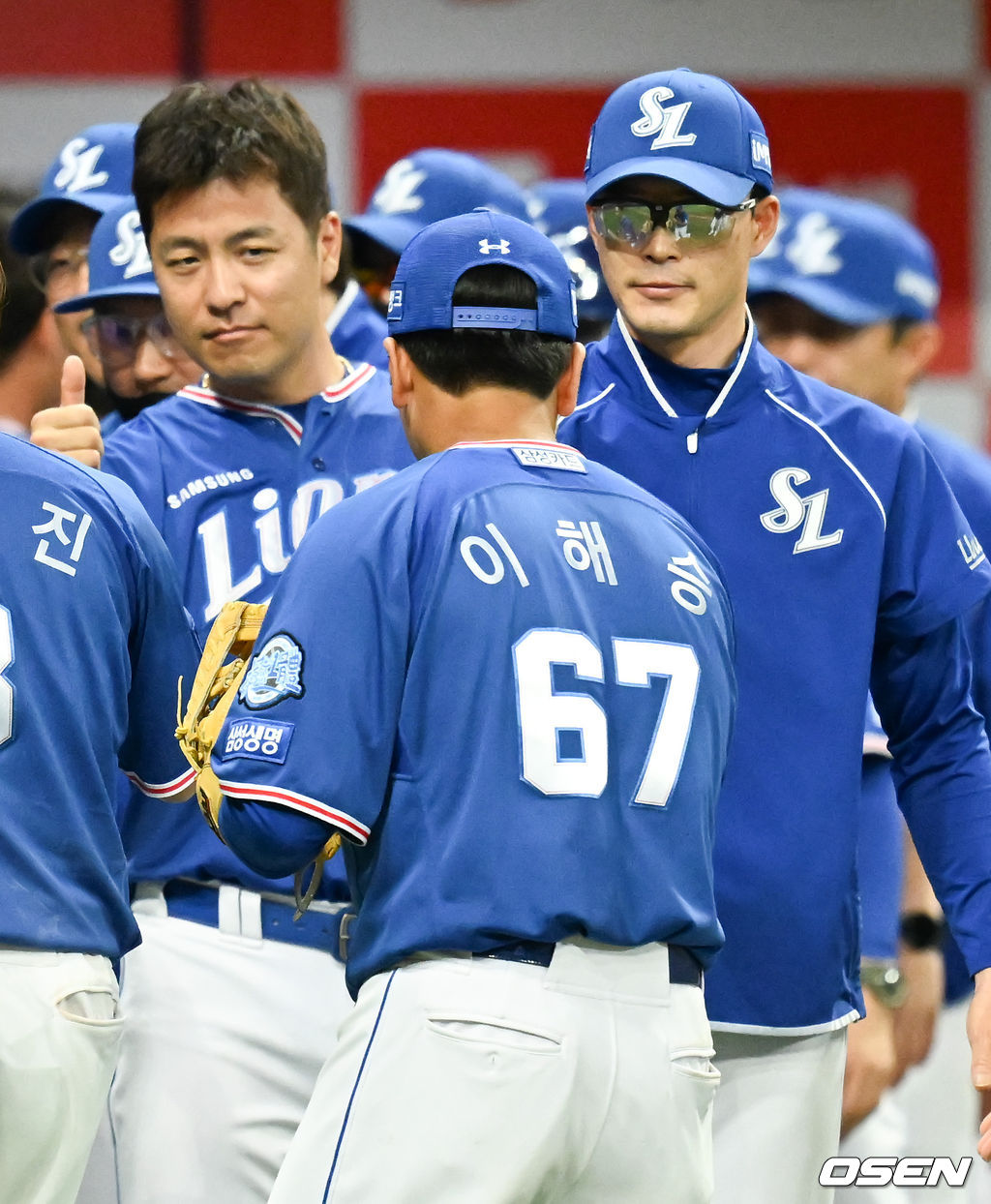 삼성 라이온즈가 키움 히어로즈의 8연승을 저지했다.삼성은 1일 서울 고척스카이돔에서 열린 ‘2022 신한은행 SOL KBO리그’ 키움과의 경기에서 4-2로 승리했다.선발투수 데비이드 뷰캐넌은 6이닝 9피안타 1볼넷 6탈삼진 1실점 호투로 시즌 5승을 수확했다. 이재익(⅓이닝 1실점)-이상민(⅓이닝 무실점)-김승현(⅓이닝 무실점)-이승현(1이닝 무실점)-오승환(1이닝 무실점)으로 이어지는 불펜진은 팀 승리를 지켰다. 오승환은 시즌 12세이브를 따냈다.경기종료 후 삼성 허삼영 감독이 이해승과 하이파이브를 하고 있다.  2022.06.01 / soul1014@osen.co.kr