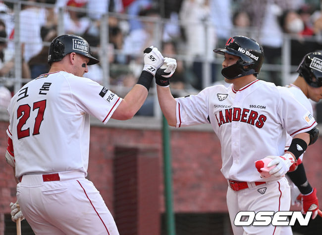 1일 오후 인천 SSG 랜더스필드에서 '2022 신한은행 SOL KBO 리그' SSG 랜더스와 KT 위즈의 경기가 열렸다.8회말 2사에서 SSG 최정이 좌월 솔로 홈런을 치고 홈에서 크론의 축하를 받고 있다. 2022.06.01 /sunday@osen.co.kr