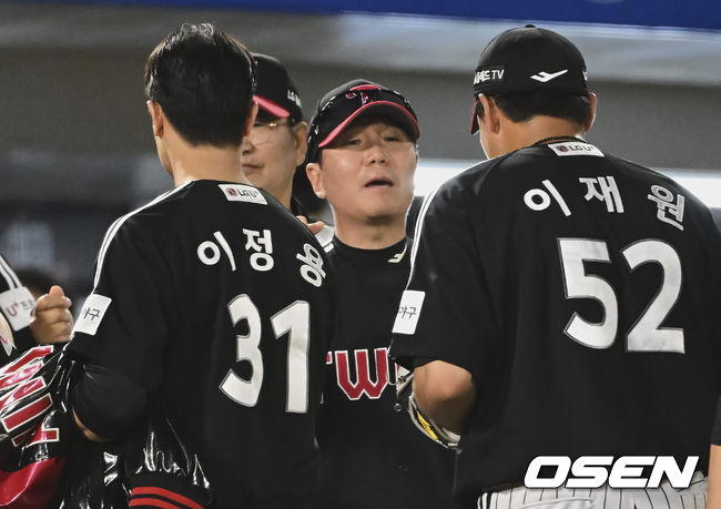 LG 트윈스 류지현 감독이 롯데 자이언츠에 14-5로 승리한 후 선수들과 기쁨을 나누고 있다. 2022.06.01 / foto0307@osen.co.kr