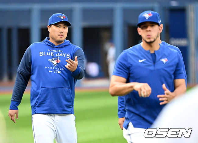 오는 2일 선발 등판을 앞둔 토론토 류현진이 경기 시작을 앞두고 불펜에서 더그아웃으로 향하고 있다. 2022.06.01 