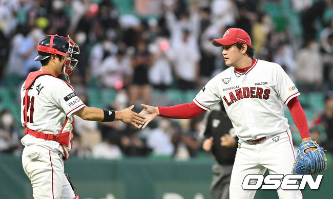 선두를 달리고 있는 SSG 랜더스가 KT 위즈를 꺾으며 6월 첫 승을 올렸다.SSG는 1일 인천SSG랜더스필드에서 열린 2022 신한은행 SOL KBO리그 SSG 랜더스와 시즌 5차전에서 2-1 승리를 거뒀다.경기 종료 후 SSG 김민식과 서진용이 승리의 기쁨을 나누고 있다. 2022.06.01 /sunday@osen.co.kr