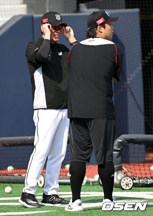 KT 위즈 이강철(왼쪽) 감독과 강백호. / OSEN DB