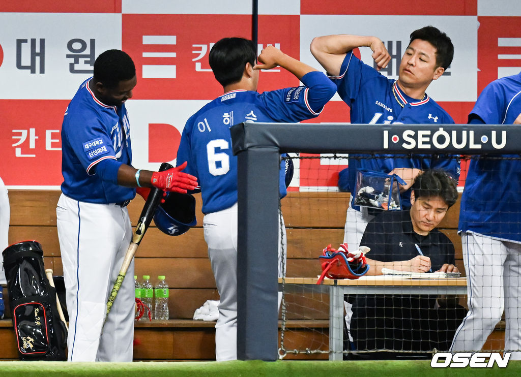 2회초 이닝종료 후 데뷔 첫 타석 첫 안타를 날린 이해승이 피렐라와 강민호의 축하를 받고 있다.  2022.06.01 / soul1014@osen.co.kr