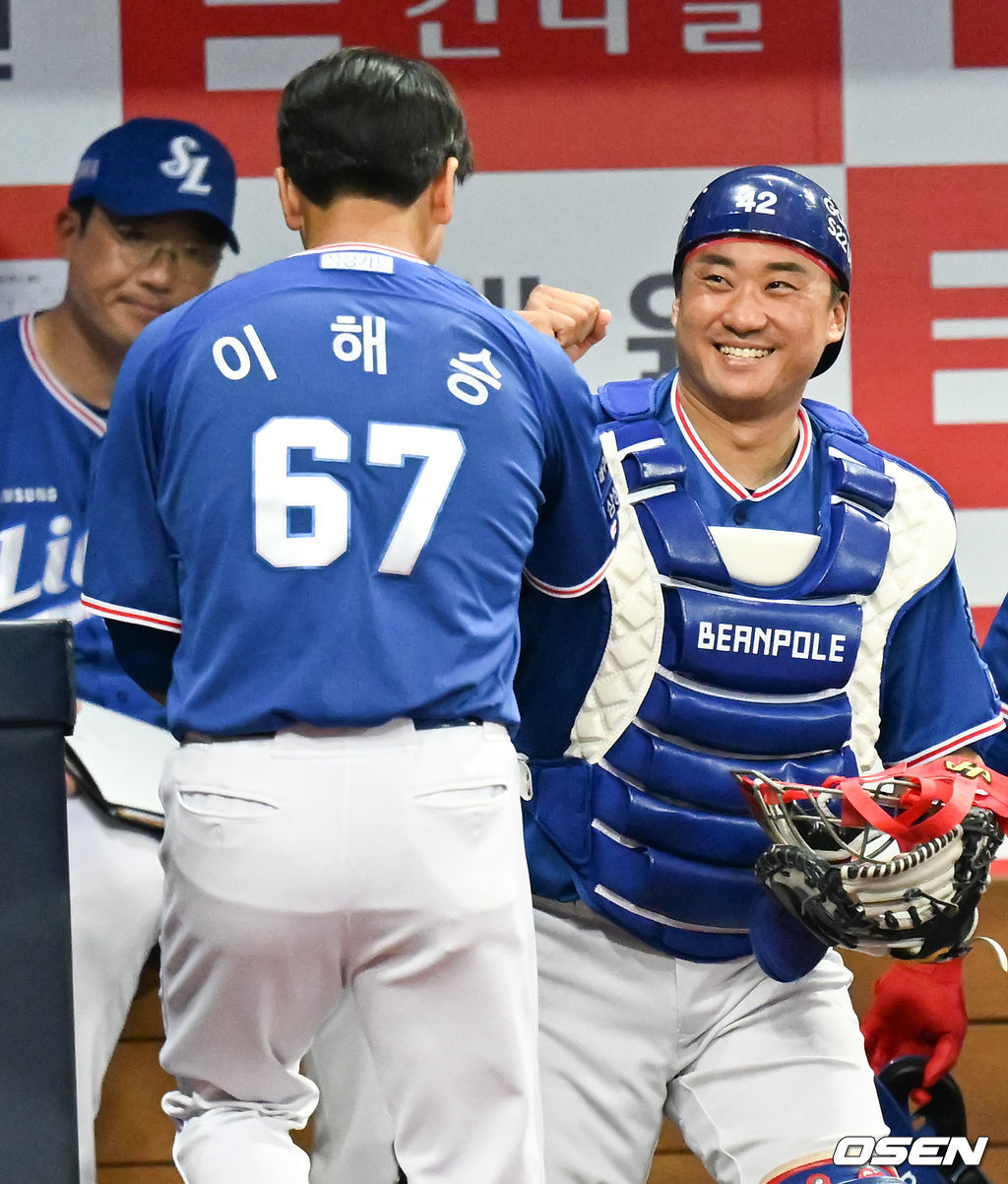2회초 이닝종료 후 데뷔 첫 타석 첫 안타를 날린 이해승이 김태군의 축하를 받고 있다.  2022.06.01 / soul1014@osen.co.kr