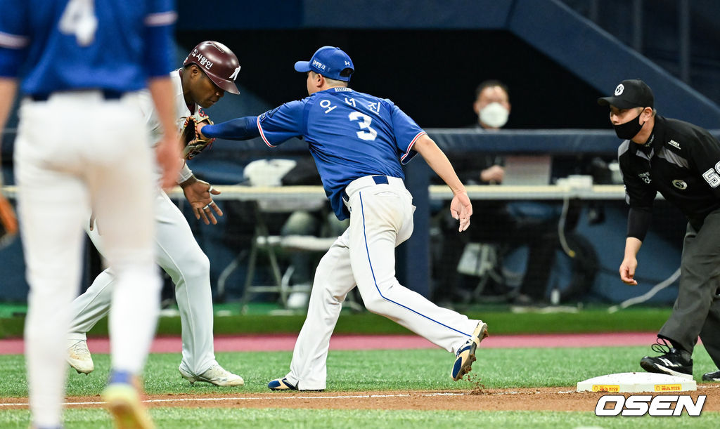 6회말 2사 2루 키움 이지영의 안타때 2루 주자 푸이그가 3루에서 오버런하며 태그아웃되고 있다.   2022.06.01 / soul1014@osen.co.kr