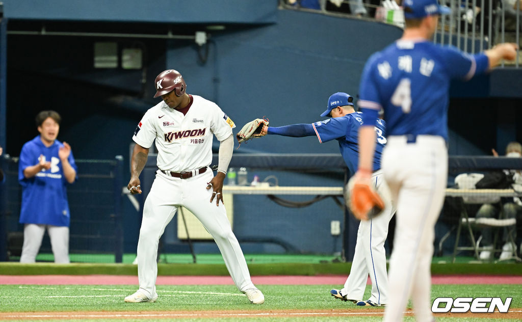 6회말 2사 2루 키움 이지영의 안타때 2루 주자 푸이그가 오버런으로 태그아웃되고 있다.   2022.06.01 / soul1014@osen.co.kr